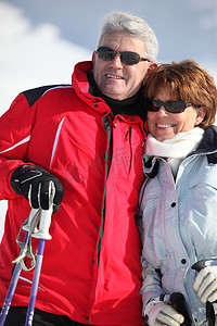 一对夫妇在滑雪假期的肖像