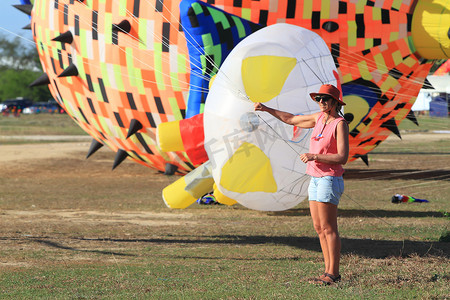 五颜六色的风筝摄影照片_CHA-AM - 3 月 10 日： 在第 12 届泰国 Internati 的五颜六色的风筝