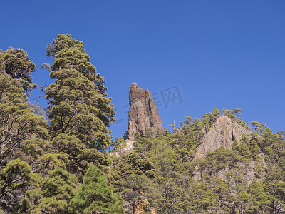亚连摄影照片_西班牙加那利群岛拉帕尔马远足小径 Caldera de Taburiente 的 Roque Idafe，安古斯蒂亚斯峡谷峡谷的岩层景观