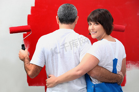 情侣粉刷红墙