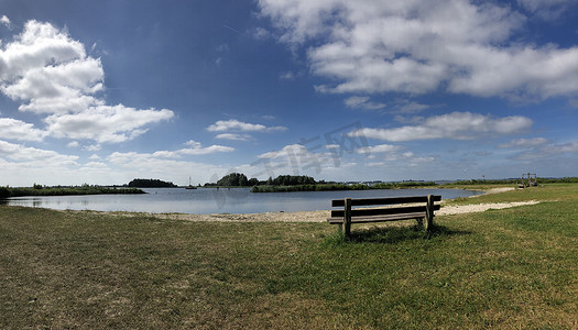 Hegemer 湖一个小海滩的全景