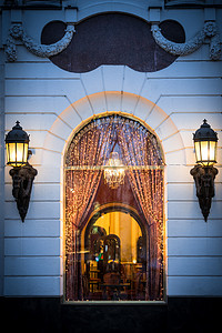 蓝色窗户摄影照片_布达佩斯，匈牙利，欧洲咖啡馆的窗户。