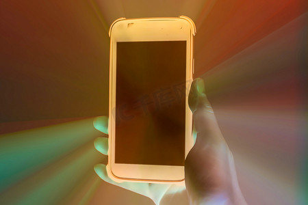 拿着手机3d摄影照片_女性手拿着带 kirli 的智能手机的 3D 插图