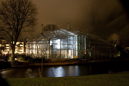 荷兰阿姆斯特丹：2013 年 12 月 30 日的年度阿姆斯特丹灯光节上，Hortus Botanicus 阿姆斯特丹建筑与灯光。阿姆斯特丹灯光节是冬季灯光节