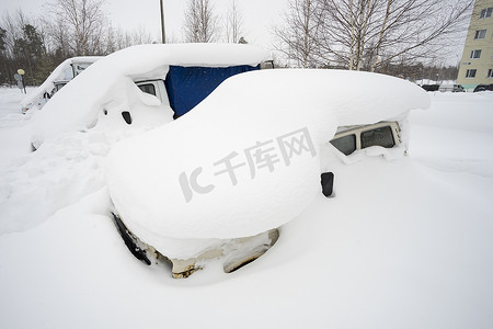 雪街道摄影照片_雪下的机器。