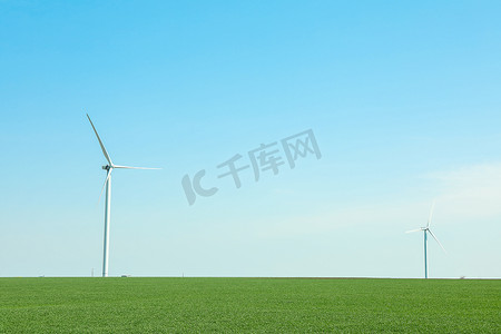 绿草地上的风力涡轮机，文本空间。