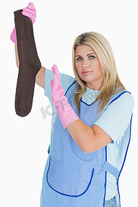 拿着脏袜子的清洁女工