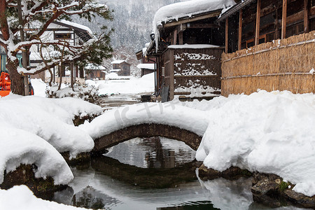 冬季乡村房屋摄影照片_冬季有雪的白川乡村。