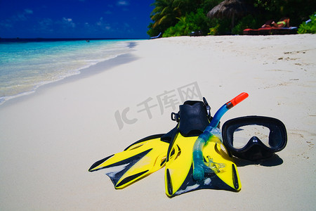 脚蹼摄影照片_沙滩上带脚蹼的潜水面罩
