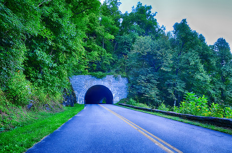 早上在蓝岭公园大道上穿过山脉的隧道