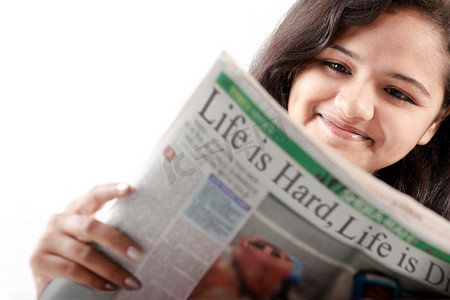 报纸女孩摄影照片_闻印度青少年阅读报纸
