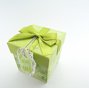 包装康乃馨摄影照片_礼物的绿色箱子