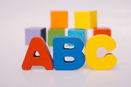 五颜六色的字母表 abc 字母和五颜六色的积木