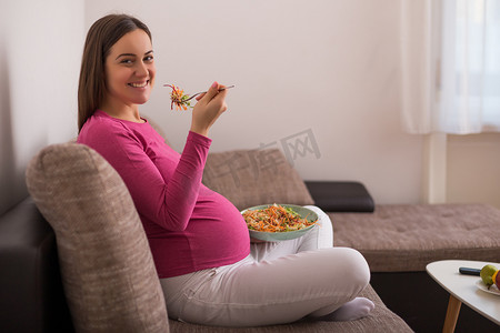 吃沙拉的孕妇