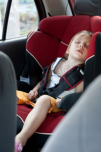 睡在汽车婴儿座椅上的孩子