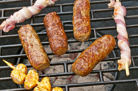 “烤肉配 cevapi、肉串和火腿”