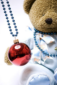 蓝色小熊摄影照片_带圣诞球的软熊