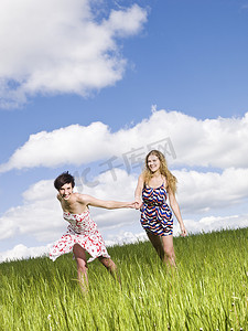 两个女人在田野上手牵着手