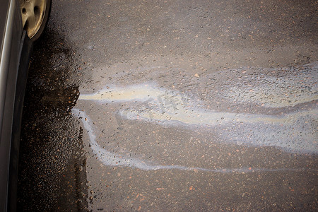 旧车底下漏水造成的油渍。
