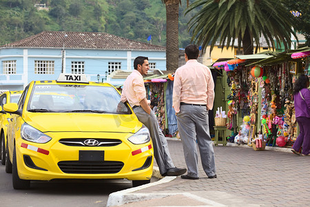 “厄瓜多尔巴尼奥斯出租车站的出租车司机”