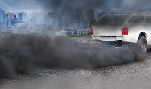 车排气摄影照片_道路柴油车排气管对城市的空气污染危机
