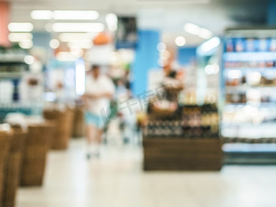 超市装饰摄影照片_货架上模糊的五颜六色的超市产品