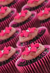 粉红色装饰的可爱巧克力纸杯蛋糕
