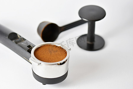 滤器摄影照片_意式浓缩咖啡杆、压粉器和咖啡勺。