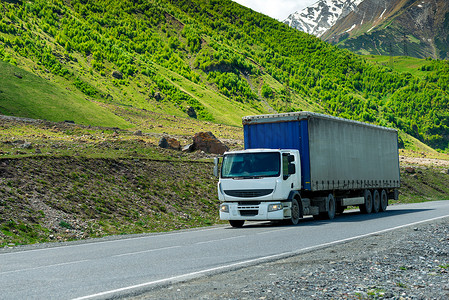 货车在风景如画的地方的山路上运输货物