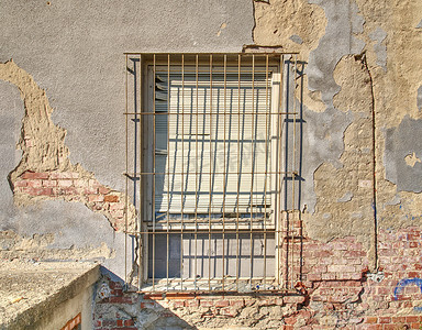 旧废弃房子里的旧砖砌窗户。