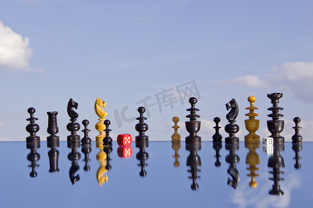 镜子上的老式西洋棋和红色骰子