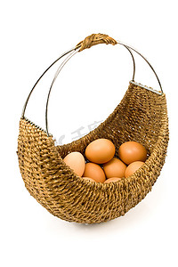 装满鸡蛋的编织篮子