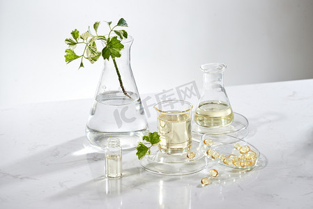 科学家或医生在实验室的桌子上用草药制作草药。替代疗法。