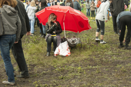 摇滚音乐节上拿着雨伞的女孩