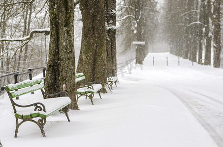 公园里积雪的长椅