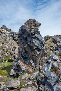 冰岛流纹岩二氧化硅火山喷发期间聚合岩浆形成的熔岩场中发现的称为黑曜石的火山玻璃岩