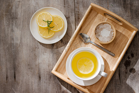 清爽一夏天摄影照片_一杯加柠檬的姜茶。