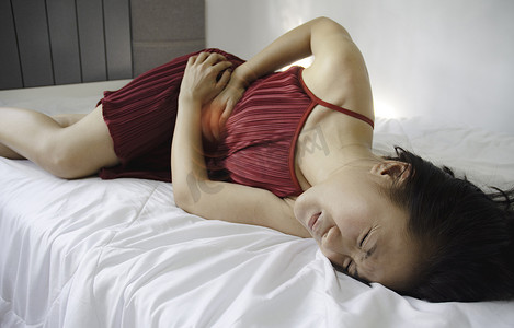 女人睡觉摄影照片_阴处发痒 女性流行病。