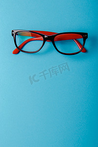 一副红色塑料框眼镜