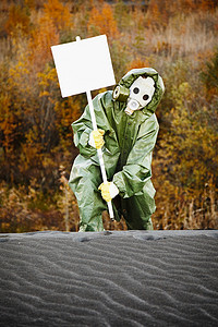 棕色海报摄影照片_防毒面具的科学家有海报的