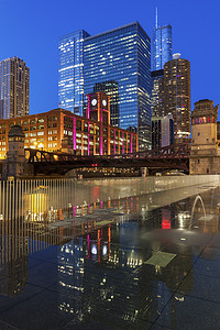 芝加哥色彩缤纷的建筑在晚上