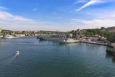 从空中看塞瓦斯托波尔的城市景观，可以看到海湾和军舰