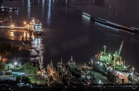 美丽的湄南河夜景，看到多艘运输船在夜间停泊在湄南河，使这座城市具有现代风格。