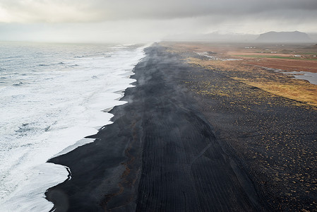 克莱因蓝水波底纹摄影照片_从冰岛 Dyrholaey 看黑沙滩