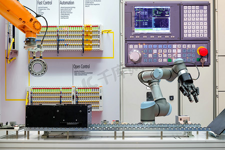 通过传送带在智能工厂工作的工业机器人
