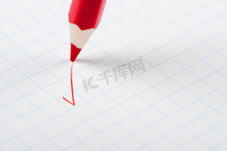 整理文档摄影照片_写标记的红色铅笔