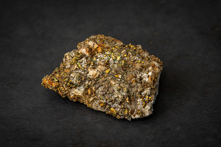 金金色卡摄影照片_猫金黄色宝石，含有类似金的矿物碎片