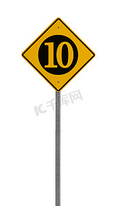警示指示牌摄影照片_孤立的黄色驾驶警告标志十