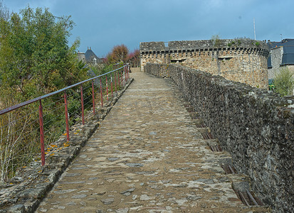 墙壁栅栏摄影照片_在迪南堡垒墙壁顶部的石走道
