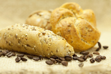百福摄影照片_柳条垫上的面包和咖啡